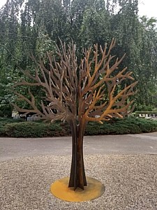 Gedenkmonument op begraafplaats Ridderkerk. Het corten staal begint te oxideren