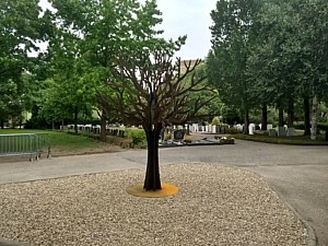 Gedenkmonument op kruising van wandelpaden begraafplaats Ridderkerk